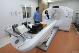 Petugas menjelaskan tentang alat Positron Emission Tomography (PET) Scan di Rumah Sakit Kementerian Kesehatan Surabaya (RS Kemenkes Surabaya), Surabaya, Jawa Timur, Senin (17/11/2025). RS Kemenkes Surabaya memiliki layanan baru berupa fasilitas PET Scan yang dapat mendeteksi secara dini kondisi jantung, gangguan syaraf serta kanker, dan fasilitas Radioterapi yang menyediakan terapi radiasi eksterna lengkap bagi masyarakat. Antara Jatim/Didik Suhartono/um