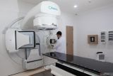 Petugas menyiapkan alat untuk radioterapi di Rumah Sakit Kementerian Kesehatan Surabaya (RS Kemenkes Surabaya), Surabaya, Jawa Timur, Senin (17/11/2025). RS Kemenkes Surabaya memiliki layanan baru berupa fasilitas PET Scan yang dapat mendeteksi secara dini kondisi jantung, gangguan syaraf serta kanker, dan fasilitas Radioterapi yang menyediakan terapi radiasi eksterna lengkap bagi masyarakat. Antara Jatim/Didik Suhartono/um