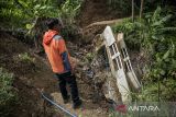 Warga melihat jembatan desa yang amblas akibat pergerakan tanah di Kampung Gadung, Desa Cintaasih, Cipongkor, Kabupaten Bandung Barat, Jawa Barat, Senin (17/11/2025). Berdasarkan data BPBD Kabupaten Bandung Barat, sebanyak 32 rumah rusak ringan hingga berat dan 108 jiwa di tujuh kampung di Desa Cintaasih terdampak pergerakan tanah yang terjadi sejak tahun 2020. ANTARA FOTO/Abdan Syakura/agr