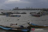 Sejumlah perahu nelayan bersandar di Pantai Tanjung Peni, Kota Cilegon, Banten, Minggu (16/11/2025). Sebagian besar nelayan setempat memilih untuk tidak melaut sejak pertengahan bulan Oktober 2025 akibat cuaca buruk berupa gelombang tinggi dan angin kencang di perairan Selat Sunda. ANTARA FOTO/Angga Budhiyanto/gp