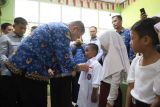 Pemkot dan swasta bagikan seragam sekolah gratis untuk siswa SD di Makassar