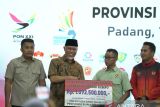 Gubernur serahkan bonus Rp9 miliar bagi atlet Sumbar berprestasi