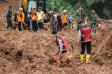 Unit anjing pelacak (k-9) diterjunkan membantu proses pencarian korban longsor di Desa Cibeunying, Majenang, Cilacap, Jawa Tengah, Minggu (16/11/2025). Tim SAR mengerahkan sembilan unit anjing pelacak (K-9) pada hari keempat pencarian korban longsor, dan berhasil menemukan dua korban meninggal dunia serta dua bagian tubuh yang belum teridentifikasi, sehinggga total korban meninggal yang telah ditemukan menjadi 13 orang dan 10 korban masih dalam proses pencarian. ANTARA FOTO/Idhad Zakaria/YU