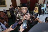 Menteri Haji dan Umrah Mochamad Irfan Yusuf (tengah) didampingi Gubernur Jawa Timur Khofifah Indar Parawansa (kanan) memberikan keterangan pers usai pertemuan di Gedung Negara Grahadi, Surabaya, Jawa Timur, Minggu (16/11/2025). Pertemuan tersebut dalam rangka memperkuat koordinasi dan sinergi program pengembangan ekosistem penyelenggaraan haji dan umrah. ANTARA Jatim/Moch Asim.