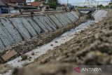 Sejumlah pekerja menyelesaikan normalisasi kali Cibanten di Kasemen, Kota Serang, Banten, Senin (17/11/2025). Pemerintah Provinsi Banten melakukan normalisasi sungai Cibanten sepanjang 1,9 km di sungai utama dan 1,5 km di kali pembuang sebagai upaya pengendalian banjir serta memperkuat irigasi pertanian yang ditargetkan selesai pada Desember 2025. ANTARA FOTO/Muhammad Bagus Khoirunas/gp