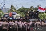 Pengunjuk rasa mengikuti aksi memprotes operasional truk pengangkut tambang di Jalan Raya Bojonegara, Kabupaten Serang, Banten, Senin (17/11/2025). Aksi yang diikuti berbagai elemen masyarakat dan mahasiswa tersebut menuntut tindakan tegas dari pemerintah setempat terkait maraknya truk pengangkut tambang yang masih melanggar jam operasional karena dinilai menyebabkan kemacetan dan mengganggu aktivitas warga sekitar. ANTARA FOTO/Angga Budhiyanto/gp