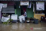 Warga mengangkut mesin cuci saat banjir di perumahan Pondok Maharta, Kota Tangerang Selatan, Banten, Selasa (18/11/2025). Badan Penanggulangan Bencana Daerah (BPBD) Kota Tangerang Selatan mencatat sebanyak 17 wilayah tergenang banjir dengan ketinggian mulai dari 5 - 75 sentimeter yang diakibatkan tingginya intensitas hujan. ANTARA FOTO/Putra M. Akbar/gp