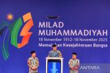 Ketua Umum Pengurus Pusat Muhammadiyah Haedar Nashir (tengah) didampingi Bendahara Umum PP Muhammadiyah Hilman Latief (kiri) dan Sekretaris Umum PP Muhammadiyah Abdul Mu'ti (kanan) meluncurkan kartu anggota elektronik Muhammadiyah saat Milad ke-113 Muhammadiyah di Halaman Kampus Muhammadiyah Bandung, Jawa Barat, Selasa (18/11/2025). Milad ke-113 Muhammadiyah yang bertemakan Memajukan Kesejahteraan Bangsa tersebut pengurus pusat Muhammadiyah sekaligus meluncurkan kartu elektronik keanggotaan Muhammadiyah. ANTARA FOTO/Raisan Al Farisi/agr