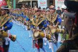 Puluhan penari reog kendang mengikuti kirab budaya bersih Nagari di Tulungagung, Jawa Timur, Selasa (18/11/2025). Kirab budaya dalam rangkaian adat Bersih Nagari itu digelar dalam rangka memperingati Hari Jadi ke-820 Kabupaten Tulungagung sekaligus menjaga kelestarian nilai-nilai seni- budaya daerah. ANTARA Jatim/Destyan Sujarwoko/mas.