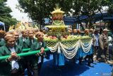 Puluhan pria berpakaian adat Jawa mengarak tumpeng besar dalam rangkaian kirab budaya Bersih Nagari di Tulungagung, Jawa Timur, Selasa (18/11/2025). Kirab adat Bersih Nagari itu digelar dalam rangkaian memperingati Hari Jadi ke-820 Kabupaten Tulungagung sekaligus menjaga kelestarian nilai-nilai seni-budaya daerah. ANTARA Jatim/Destyan Sujarwoko/mas.