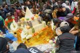 Warga berebut tumpeng besar yang dipurak di akhir kegiatan kirab budaya Bersih Nagari di Tulungagung, Jawa Timur, Selasa (18/11/2025). Kirab budaya dalam rangkaian adat Bersih Nagari itu digelar dalam rangka memperingati Hari Jadi ke-820 Kabupaten Tulungagung sekaligus menjaga kelestarian nilai-nilai seni- budaya daerah. ANTARA Jatim/Destyan Sujarwoko/mas.