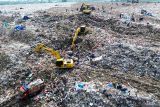 Foto udara alat berat memindahkan sampah dari truk ke Tempat Pembuangan Akhir (TPA) Sampah Griyo Mulyo Jabon, Sidoarjo, Jawa Timur, Selasa (18/11/2025). Menurut Dinas Lingkungan Hidup dan Kebersihan setempat, Volume sampah di Tempat Pembuangan Akhir (TPA) Jabon bertambah dari biasanya hanya 550 ton per hari kini meningkat sekitar 600 ton seiring masifnya normalisasi sungai yang membawa tambahan material ke lokasi pembuangan akhir saat musim hujan. Antara Jatim/Umarul Faruq