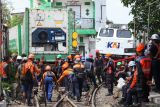Sejumlah petugas berusaha menempatkan KA Barang Aksa Cargo yang anjlok kembali ke relnya di Dupak Magersari, Surabaya, Jawa Timur, Rabu (19/11/2025). PT Kereta Api Indonesia (PT KAI) Daop 8 Surabaya mengerahkan sejumlah petugas prasarana, sarana, dan keselamatan untuk mengevakuasi tiga gerbong datar dari rangkaian KA Barang Aksa Cargo yang anjlok di lokasi itu. Antara Jatim/Didik Suhartono/um