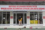 Warga membawa minyak goreng yang dibeli di Koperasi Kelurahan Merah Putih (KKMP) Banjar Agung, Kecamatan Cipocok Jaya, Kota Serang, Banten, Rabu (19/11/2025). Menteri Koperasi Ferry Juliantono menyebut pembangunan fisik Koperasi Desa/Kelurahan (Kopdes/Kel) Merah Putih ditargetkan rampung pada Maret hingga April 2026 sebagai wujud percepatan penguatan ekonomi rakyat melalui jaringan koperasi modern terintegrasi. ANTARA FOTO/Angga Budhiyanto/gp