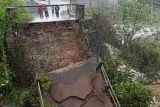 Jembatan penghubung dua desa di Lotim ambruk diterjang banjir