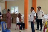 Ratusan warga Pulau Panggang-Jakarta menerima bantuan pangan