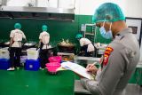 Anggota Kepolisian memantau proses masak untuk menu makan bergizi gratis (MBG) di dapur Satuan Pelayanan Pemenuhan Gizi (SPPG) Polda Jabar 1, Bandung, Jawa Barat, Rabu (19/11/2025). SPPG yang telah memenuhi kebutuhan sedikitnya 3000 paket MBG untuk 17 lembaga pendidikan tersebut menjadi salah satu nominasi SPPG terbaik dari enam SPPG yang diseleksi dan evaluasi oleh pemerintah Kota Bandung dengan program Bandung Iconic 2025 bertema Menilai Gizi Membangun Generasi. ANTARA FOTO/Novrian Arbi/agr