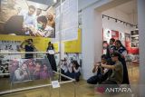 Pewarta foto LKBN ANTARA Novrian Arbi (kanan) mendampingi peserta saat pelatihan fotografi bagi jurnalis cilik di Museum Kota Bandung, Bandung, Jawa Barat, Rabu (19/11/2025). Pelatihan fotografi yang diinisiasi Perum Lembaga Kantor Berita Nasional (LKBN) Antara Biro Jawa Barat melalui program Tanggung Jawab Sosial dan Lingkungan (TJSL) tersebut diikuti oleh 25 peserta sebagai upaya untuk meningkatkan kemampuan fotografi dan jurnalistik serta membentuk pelajar yang mampu menghasilkan informasi yang cerdas, beretika, dan mencerahkan. ANTARA FOTO/Abdan Syakura/agr