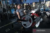 Anggota pusat kebugaran Diana Ana berolahraga angkat beban kaki di Pontianak, Kalimantan Barat, Selasa (18/11/2025). BPS mencatat Indeks Pembangunan Manusia (IPM) Kalimantan Barat tahun 2025 mencapai 72,09, naik 0,90 poin atau 1,26 persen dari capaian 2024 yang sebesar 71,19, yang mencerminkan peningkatan pada dimensi kesehatan, pendidikan, dan standar hidup layak. ANTARA FOTO/Jessica Wuysang