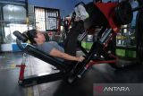 Anggota pusat kebugaran Diana Ana berolahraga dorong beban kaki di Pontianak, Kalimantan Barat, Selasa (18/11/2025). BPS mencatat Indeks Pembangunan Manusia (IPM) Kalimantan Barat tahun 2025 mencapai 72,09, naik 0,90 poin atau 1,26 persen dari capaian 2024 yang sebesar 71,19, yang mencerminkan peningkatan pada dimensi kesehatan, pendidikan, dan standar hidup layak. ANTARA FOTO/Jessica Wuysang