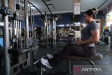 Anggota pusat kebugaran Diana Ana berolahraga tarik beban di Pontianak, Kalimantan Barat, Selasa (18/11/2025). BPS mencatat Indeks Pembangunan Manusia (IPM) Kalimantan Barat tahun 2025 mencapai 72,09, naik 0,90 poin atau 1,26 persen dari capaian 2024 yang sebesar 71,19, yang mencerminkan peningkatan pada dimensi kesehatan, pendidikan, dan standar hidup layak. ANTARA FOTO/Jessica Wuysang