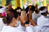 Sejumlah umat Hindu melakukan persembahyangan bersama Hari Raya Galungan di Pura Sanggha Bhuwana Magetan, Jawa Timur, Rabu (19/11/2025). Ratusan umat Hindu dari Magetan dan sekitar melakukan persembahyangan untuk merayakan Hari Raya Galungan yang merupakan perayaan kemenangan Dharma (kebenaran) melawan Adharma (kejahatan). ANTARA Jatim/Siswowidodo/mas.