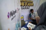 Petugas melayani pencari kerja mengakses lowongan di perusahaannya saat digelarnya Bursa Kerja atau Job Fair 2025 di Tulungagung, Jawa Timur, Kamis (20/11/2025). Bursa kerja yang digelar bersamaan perayaan Hari Jadi ke-820 itu menyediakan 1.323 lowongan dari 31 perusahaan dan empat UMKM untuk menyerap angkatan kerja produktif di daerah itu. Antara Jatim/Destyan Sujarwoko/um