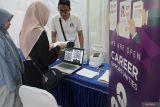 Petugas melayani pencari kerja mengakses lowongan di perusahaannya saat digelarnya Bursa Kerja atau Job Fair 2025 di Tulungagung, Jawa Timur, Kamis (20/11/2025). Bursa kerja yang digelar bersamaan perayaan Hari Jadi ke-820 itu menyediakan 1.323 lowongan dari 31 perusahaan dan empat UMKM untuk menyerap angkatan kerja produktif di daerah itu. Antara Jatim/Destyan Sujarwoko/um