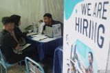 Petugas melayani pencari kerja mengakses lowongan di perusahaannya saat digelarnya Bursa Kerja atau Job Fair 2025 di Tulungagung, Jawa Timur, Kamis (20/11/2025). Bursa kerja yang digelar bersamaan perayaan Hari Jadi ke-820 itu menyediakan 1.323 lowongan dari 31 perusahaan dan empat UMKM untuk menyerap angkatan kerja produktif di daerah itu. Antara Jatim/Destyan Sujarwoko/um