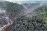Foto udara kondisi wilayah terdampak abu vulkanik erupsi Gunung Semeru di Jembatan Curah Kobokan , Lumajang, Jawa Timur, Kamis (20/11/2025). Pemerintah Kabupaten Lumajang mengerahkan sejumlah personel pemadam kebakaran dan satu unit water cannon untuk membersihkan ruas jalan terdampak abu vulkanik erupsi Gunung Semeru. Antara Jatim/Irfan Sumanjaya/um
