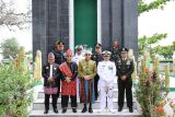 Anggota DPRD  bersama Bupati Tanah Bumbu, Provinsi Kalimantan Selatan, Andi Rudi Latif melaksanakan tabur bunga di Makam Hahlawan Mattone Desa Kampung Baru Mattone Kecamatan Kusan Hilir untuk meneladani perjuangan para pahlawan, beberapa waktu lalu.