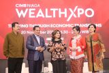 Head of Region Jawa Timur CIMB Niaga Rhena Octaria (kedua kanan) bersama Senior Economist Aviliani (tengah), Vice Chairman for Regional Autonomy KADIN Sarman Simanjorang (kedua kiri), Head of Marketing, Brand & Customer Experience Amir Widjaya (kiri) dan Business, HNWI & Affluent Customer Marketing Head CIMB Niaga Deffy Lisa Hardjono (kanan) berbincang di sela acara Wealth Xpo 2025 bertema 