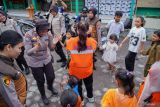 Tim Trauma Healing Srikandi Semeru Polres Lumajang bermain bersama anak-anak pengungsi di Posko Pengungsian SDN 04 Supiturang, Pronojiwo, Lumajang, Jawa Timur, Jumat (21/11/2025). Kegiatan pendampingan pemulihan psikologis tersebut dilakukan untuk membantu anak-anak mengurangi rasa takut dan stres pasca bencana. Antara Jatim/Irfan Sumanjaya/um