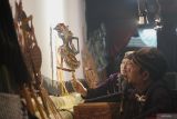 Tiga dalang, Ki Sun Gondrong, Ki Minto Darsono, dan Ki Eko Pristianto, berkolaborasi membawakan pagelaran wayang kulit berlakon 