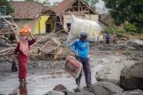 Warga mengevakuasi barang miliknya yang terdampak erupsi Gunung Semeru di Desa Supiturang, Pronojiwo, Lumajang, Jawa Timur, Jumat (21/11/2025). Berdasarkan keterangan Badan Penanggulangan Daerah (BPBD) Jawa Timur erupsi Gunung Semeru yang terjadi pada  pada Rabu (19/11) tersebut menyebabkan satu sekolah rusak berat juga 200 rumah terdampak dan 21 di antaranya rusak berat. ANTARA Jatim/Irfan Sumanjaya/mas.