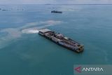 Foto udara Kapal Isap Produksi (KIP) saat proses penambangan bijih timah di perairan Laut Cupat Kabupaten Bangka Barat, Kepulauan Bangka Belitung, Sabtu (18/10/2025). ANTARA NEWS MALUKU/Andri Saputra/IWY