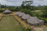 Foto udara derrat rumah adat tradisional di Kampung Adat Gebong Memarong yang di kelolah PT Timah di Dusun Air Abik, Kabupaten Bangka, Bangka Belitung, Jumat (17/10/2025). ANTARA NEWS MALUKU/Andri Saputra/IWY