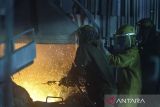 Pekerja melakukan proses peleburan timah di PT Timah Tbk di Mentok, Kabupaten Bangka Barat, Kepulauan Bangka Belitung, Kamis (16/10/2025).Antara Foto/Andri Saputra/IWY