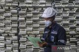 Seorang pekerja menghitung balok timah hasil produksi di gudang penyimpanan di PT Timah Tbk di Mentok, Kabupaten Bangka Barat, Kepulauan Bangka Belitung, Kamis (16/10/2025).ANTARA NEWS MALUKU/Andri Saputra/IWY