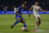 Pesepak bola Persib Bandung Uilliam Barros Pereira (kiri) berebut bola dengan pesepak bola Dewa United Edo Febriansah (kanan) saat pertandingan BRI Super League di Stadion Gelora Bandung Lautan Api (GBLA), Bandung, Jawa Barat, Jumat (21/11/2025). Persib Bandung berhasil mengalahkan Dewa United dengan skor akhir 1-0. ANTARA FOTO/Abdan Syakura/agr