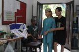 Penyandang disabilitas memapah rekannya yang merupakan penyandang tuna netra di Rumah Kreatif Difabel, Malang, Jawa Timur, Jumat (21/11/2025). Sejak didirikan secara swadaya pada 2019, lembaga tersebut telah membina sedikitnya 53 anggota penyandang disabilitas dan mendorong kemandirian mereka melalui usaha konfeksi, layanan cuci sepatu, serta produksi kerajinan sehingga mendapat penghargaan dari United States Agency for International Development (USAID). ANTARA Jatim/Ari Bowo Sucipto/mas.
