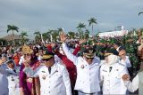 Kekompakan Gubernur Kepulauan Bangka Belitung Hidayat Arsani dan Wagub Babel Hellyana saat Senam Bedincak bersama 15.000 peserta dalam rangka memeriahkan HUT ke-25 Provinsi Babel di Halaman Kantor Gubernur Babel Pangkalpinang, Jumat (21/11/2025). (Antara Foto/ Rustam Effendi)