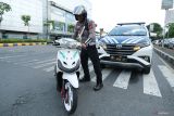 Polisi lalu lintas mendorong kendaraan bermotor milik warga yang ditilang karena tidak dilengkapi pelat nomor pada pelaksanaan Operasi Zebra Kapuas 2025 di Pontianak, Kalimantan Barat, Selasa (18/11/2025). Operasi Zebra Kapuas 2025 yang berlangsung pada 17-30 November di daerah setempat untuk meningkatkan ketertiban serta menekan angka pelanggaran dan kecelakaan lalu lintas. ANTARA FOTO/Jessica Wuysang/nym