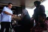 Wali Kota Pontianak Edi Rusdi Kamtono (kiri) menyerahkan bantuan pangan kepada orang tua penerima bantuan atensi disabilitas di Pontianak, Kalimantan Barat, Rabu (19/11/2025). Pemkot Pontianak menyerahkan bantuan berupa paket sembako, nutrisi, dan perlengkapan kebersihan diri dari Kementerian Sosial melalui Unit Pelaksana Teknis Sentra Antasena Magelang kepada 151 penyandang disabilitas sebagai bentuk perhatian pemerintah kepada kelompok tersebut. ANTARA FOTO/Jessica Wuysang/bar