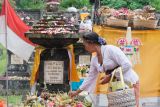Umat Hindu berdoa di tugu pahlawan nasional I Gusti Ngurah Rai saat berziarah pada Peringatan 79 Tahun Hari Puputan Margarana di Taman Pujaan Bangsa Margarana, Tabanan, Bali, Kamis (20/11/2025). Kegiatan yang digelar pada tahun ini bertepatan dengan Hari Umanis Galungan atau hari raya umat Hindu tersebut untuk mengenang 1.372 pahlawan yang gugur dalam pertempuran melawan Belanda pada masa perang kemerdekaan Indonesia yang diperingati dengan berbagai acara di antaranya upacara, tradisi budaya, doa-doa, dan tabur bunga di tugu pahlawan. ANTARA FOTO/Nyoman Hendra Wibowo/wsj.
