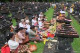 Sejumlah anggota keluarga dari salah satu pahlawan yang gugur berdoa saat berziarah pada Peringatan 79 Tahun Hari Puputan Margarana di Taman Pujaan Bangsa Margarana, Tabanan, Bali, Kamis (20/11/2025). Kegiatan yang digelar pada tahun ini bertepatan dengan Hari Umanis Galungan atau hari raya umat Hindu tersebut untuk mengenang 1.372 pahlawan yang gugur dalam pertempuran melawan Belanda pada masa perang kemerdekaan Indonesia yang diperingati dengan berbagai acara di antaranya upacara, tradisi budaya, doa-doa, dan tabur bunga di tugu pahlawan. ANTARA FOTO/Nyoman Hendra Wibowo/wsj.