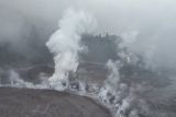 Foto udara asap letusan sekunder di Kecamatan Candipuro, Lumajang, Jawa Timur, Jumat (21/11/2025). Polres lumajang mengimbau kepada pengendara untuk tidak melintasi kawasan tersebut terutama saat terjadi letusan sekunder yang dipicu banjir lahar hujan. Antara Jatim/Irfan Sumanjaya/um