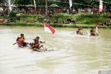 Peserta mendayung perahu gethek dalam lomba balap gethek di Sungai Widoro, Trenggalek, Sabtu (22/11/2025). Adu ketangkasan mendayung alat angkut sungai tradisional berbahan rangkaian bambu itu digelar untuk memantik wisata rintisan desa sekaligus bertujuan menumbuhkan kepedulian warga untuk ikut menjaga sungai agar tetap lestari. Antara Jatim/Destyan Sujarwoko/um