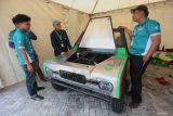 General Manager PT PLN Puslitbang Mochamad Soleh (ketiga kiri) melihat salah satu mobil peserta kategori  Micro Car EV dari Cigadung Racing Team Institut Teknologi Bandung (ITB) saat pembukaan kompetisi kendaraan listrik PLN Innovation & Competition in Electricity (ICE) 2025 di Surabaya, Jawa Timur, Sabtu (22/11/2025). Kompetisi ICE 2025 tersebut diikuti 47 peserta dari 18 perguruan tinggi untuk tiga kategori yaitu rancang bangun gokart, drag dan micro car EV guna menjaring inovasi dalam bidang ketenagalistrikan. ANTARA Jatim/Moch Asim.