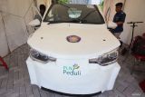 Tim dari Eltronema EV Politeknik Negeri Malang menyiapkan mobil listrik saat pembukaan kompetisi kendaraan listrik PLN Innovation & Competition in Electricity (ICE) 2025 untuk kategori Micro Car EV  di Surabaya, Jawa Timur, Sabtu (22/11/2025). Kompetisi ICE 2025 tersebut diikuti 47 peserta dari 18 perguruan tinggi untuk tiga kategori yaitu rancang bangun gokart, drag dan micro car EV guna menjaring inovasi dalam bidang ketenagalistrikan. ANTARA Jatim/Moch Asim.